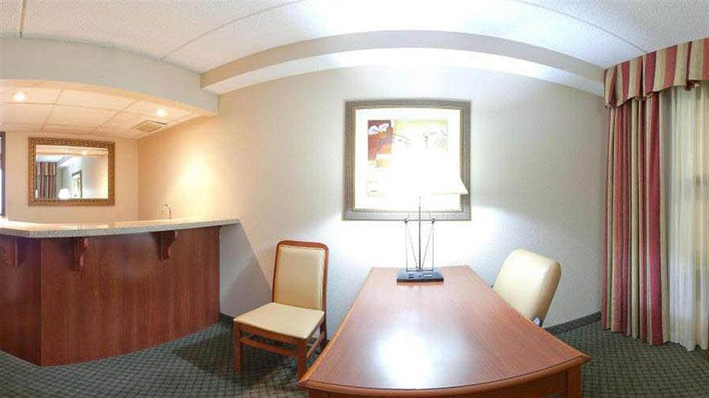 Holiday Inn Express Milwaukee - West Medical Center By Ihg Wauwatosa Exterior photo