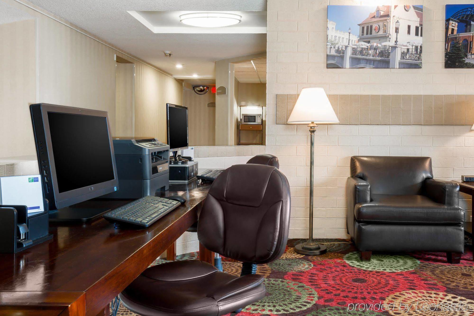 Holiday Inn Express Milwaukee - West Medical Center By Ihg Wauwatosa Exterior photo